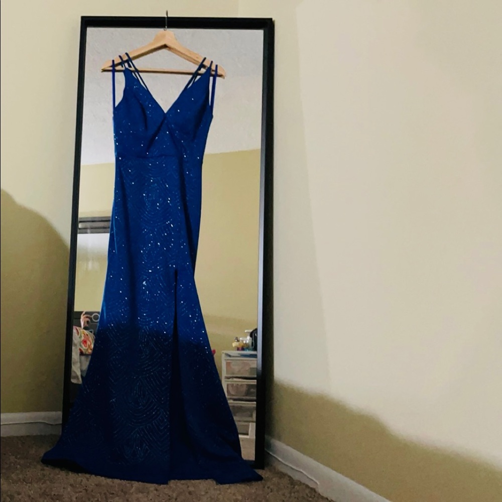 Beautiful blue gown with small rhinestones size 5